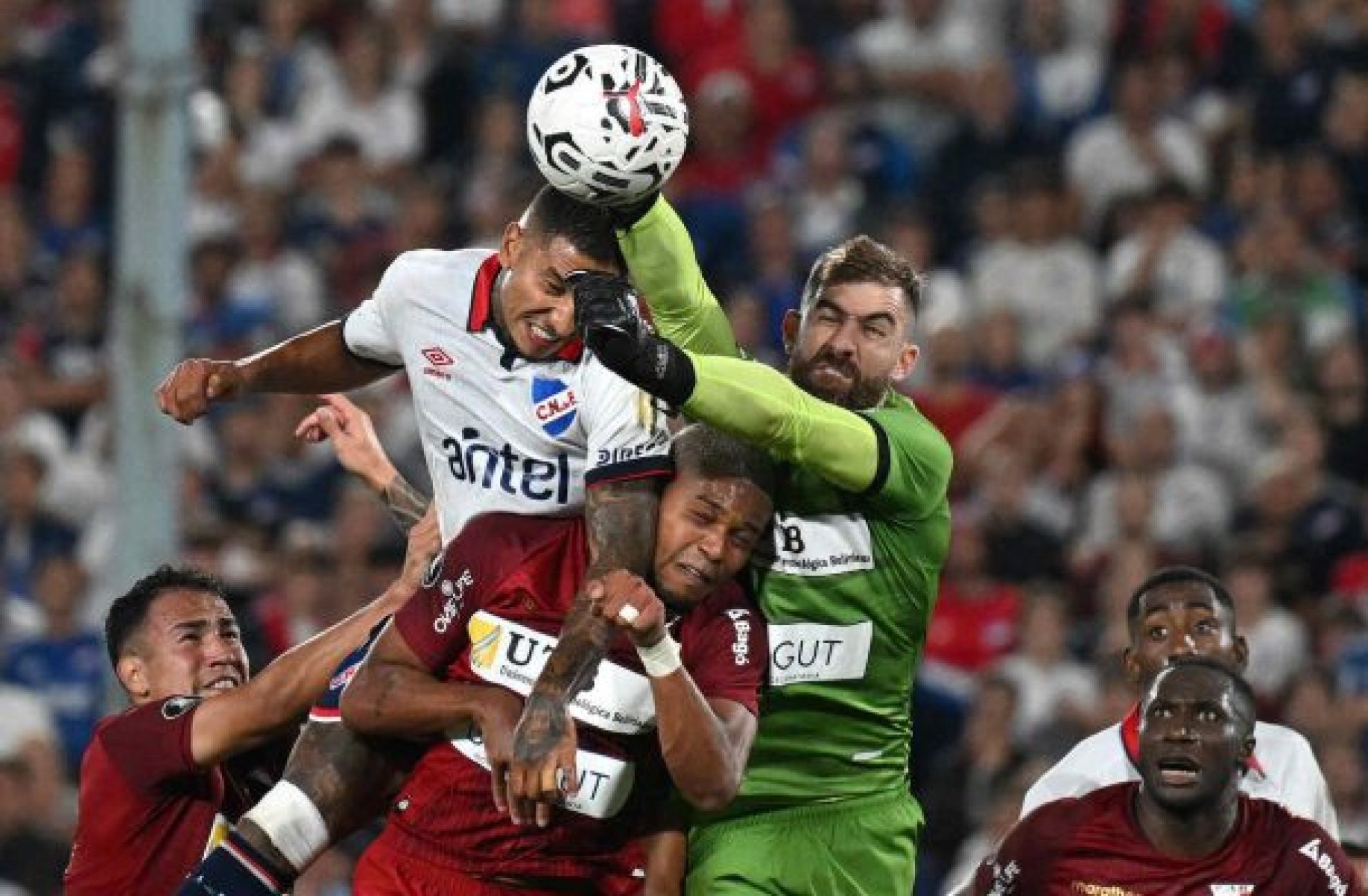 Izquierdo em ação pelo Nacional (URU): de acordo com Bauzá, jogador já teve arritmia detectada antes -  (crédito: Foto: Eitan Abramovich/AFP via Getty Images)