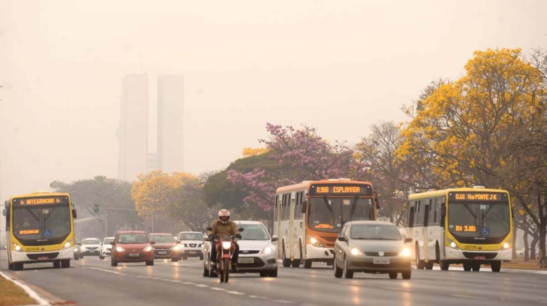 Brasília encoberta de fumaça pelo segundo dia consecutivo