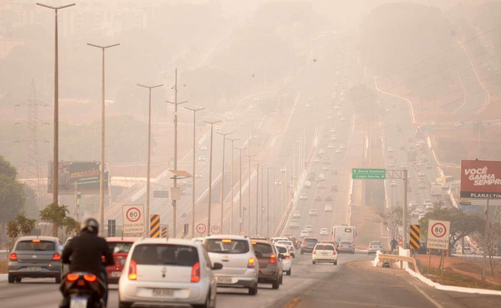 Brasília encoberta de fumaça pelo segundo dia consecutivo