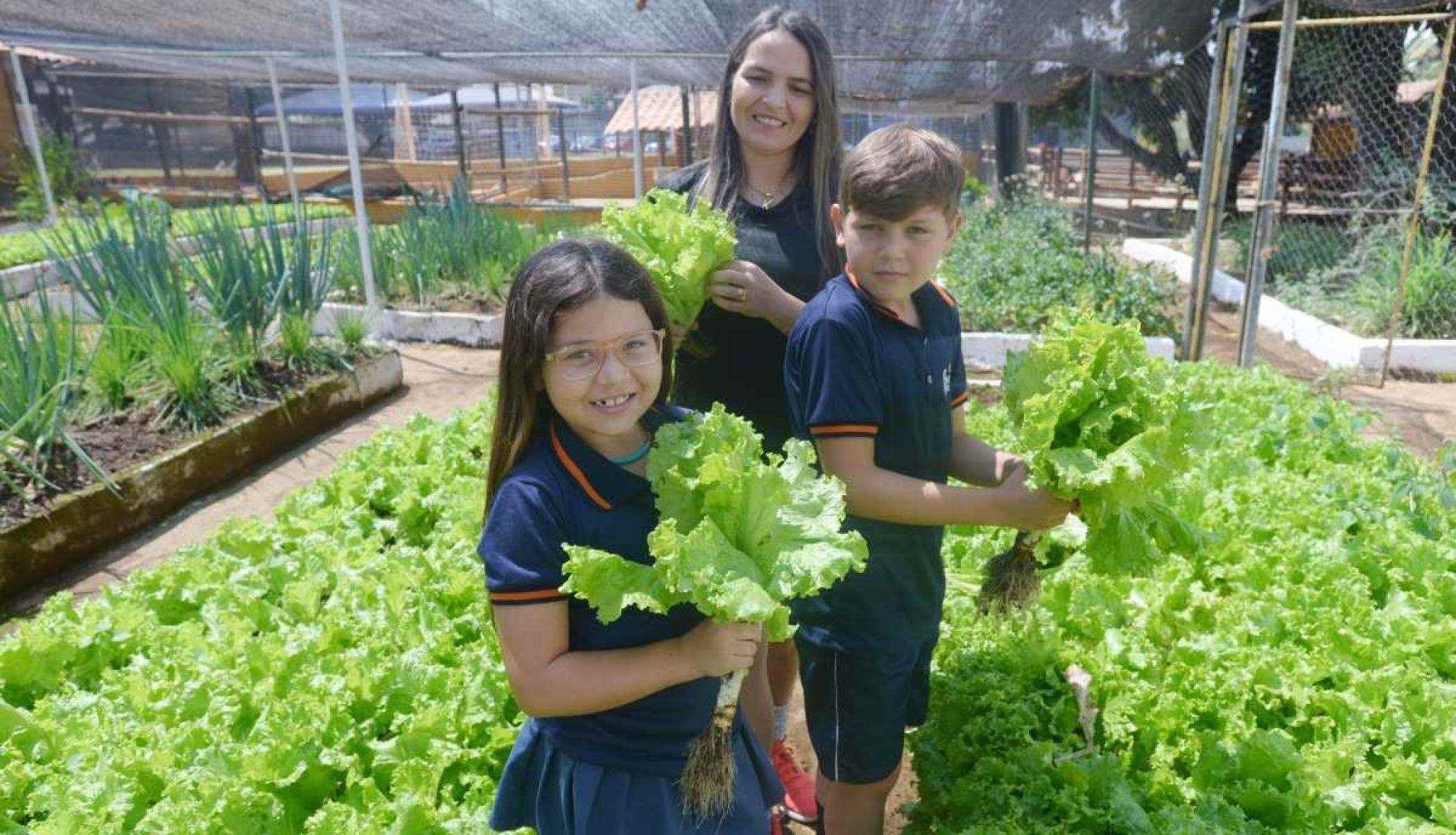  26/08/2024 Credito: Ed Alves/CB/DA.Press. Cidades. Escolha a Escola dos Filhos. Escola Arara Azul - Parque Way. Na foto, a mae ana Karina Marra - filhos Ana Beatriz Marra e Rafael Marra.