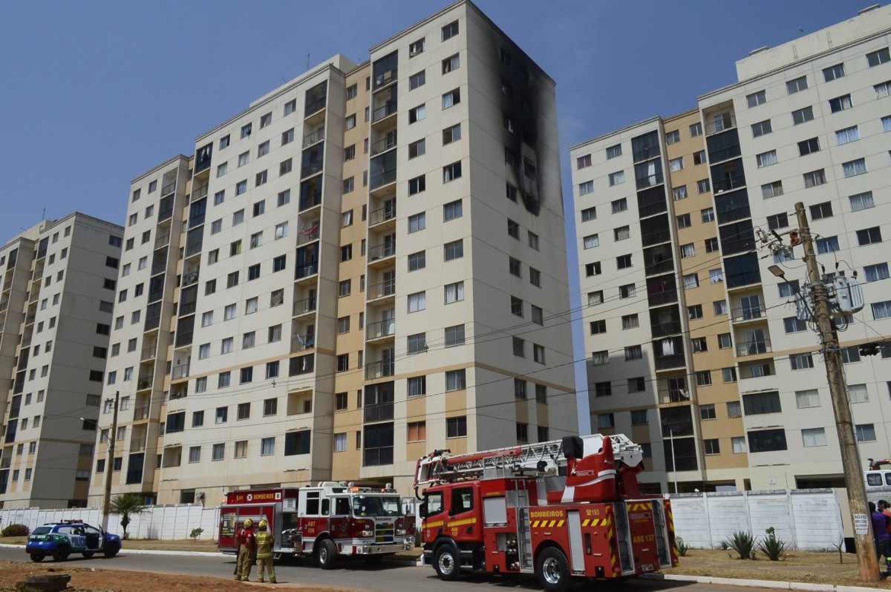  27/08/2024 Crédito: Marcelo Ferreira/CB/D.A Press. Brasil. Brasília - DF -  Valparaiso-GO, incêndio no bloco E do condominio Parque das Árvores deixa três vítimas fatais.