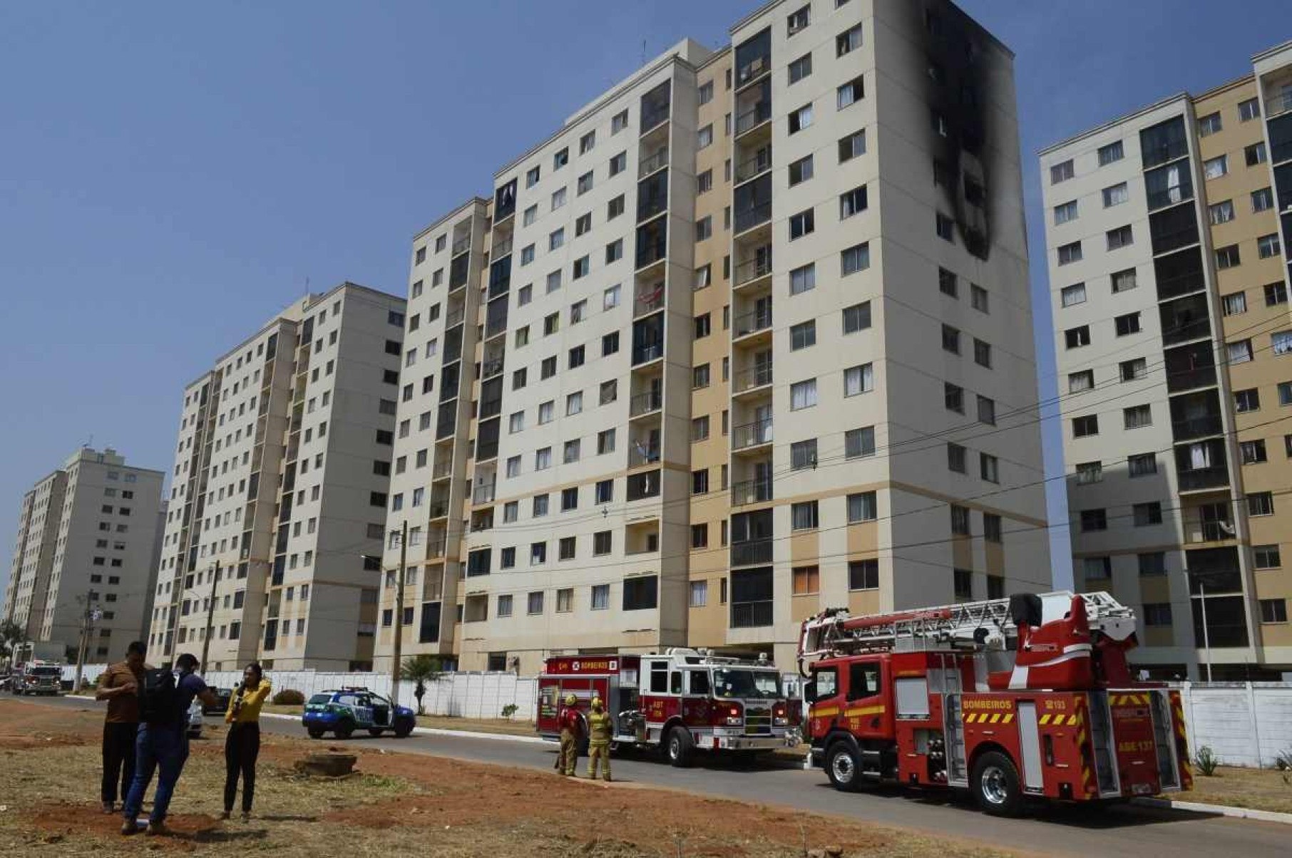  27/08/2024 Crédito: Marcelo Ferreira/CB/D.A Press. Brasil. Brasília - DF -  Valparaiso-GO, incêndio no bloco E do condominio Parque das Árvores deixa três vítimas fatais.