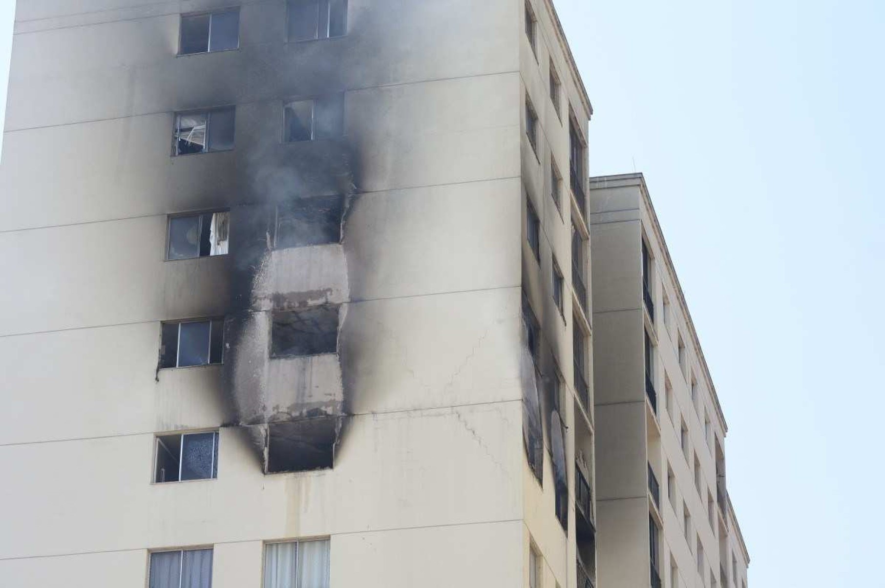  27/08/2024 Crédito: Marcelo Ferreira/CB/D.A Press. Brasil. Brasília - DF -  Valparaiso-GO, incêndio no bloco E do condominio Parque das Árvores deixa três vítimas fatais.