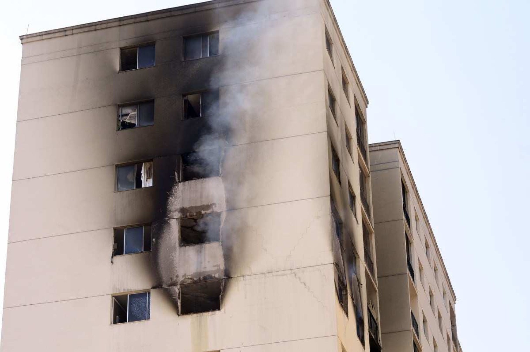 Duas pessoas escaparam com vida de apartamento incendiado em Valparaíso