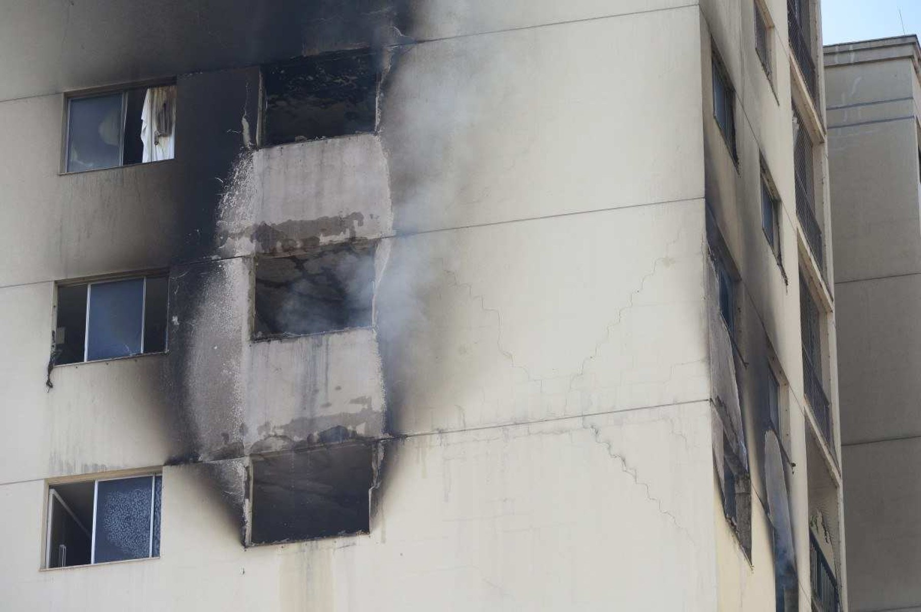  27/08/2024 Crédito: Marcelo Ferreira/CB/D.A Press. Brasil. Brasília - DF -  Valparaiso-GO, incêndio no bloco E do condominio Parque das Árvores deixa três vítimas fatais.