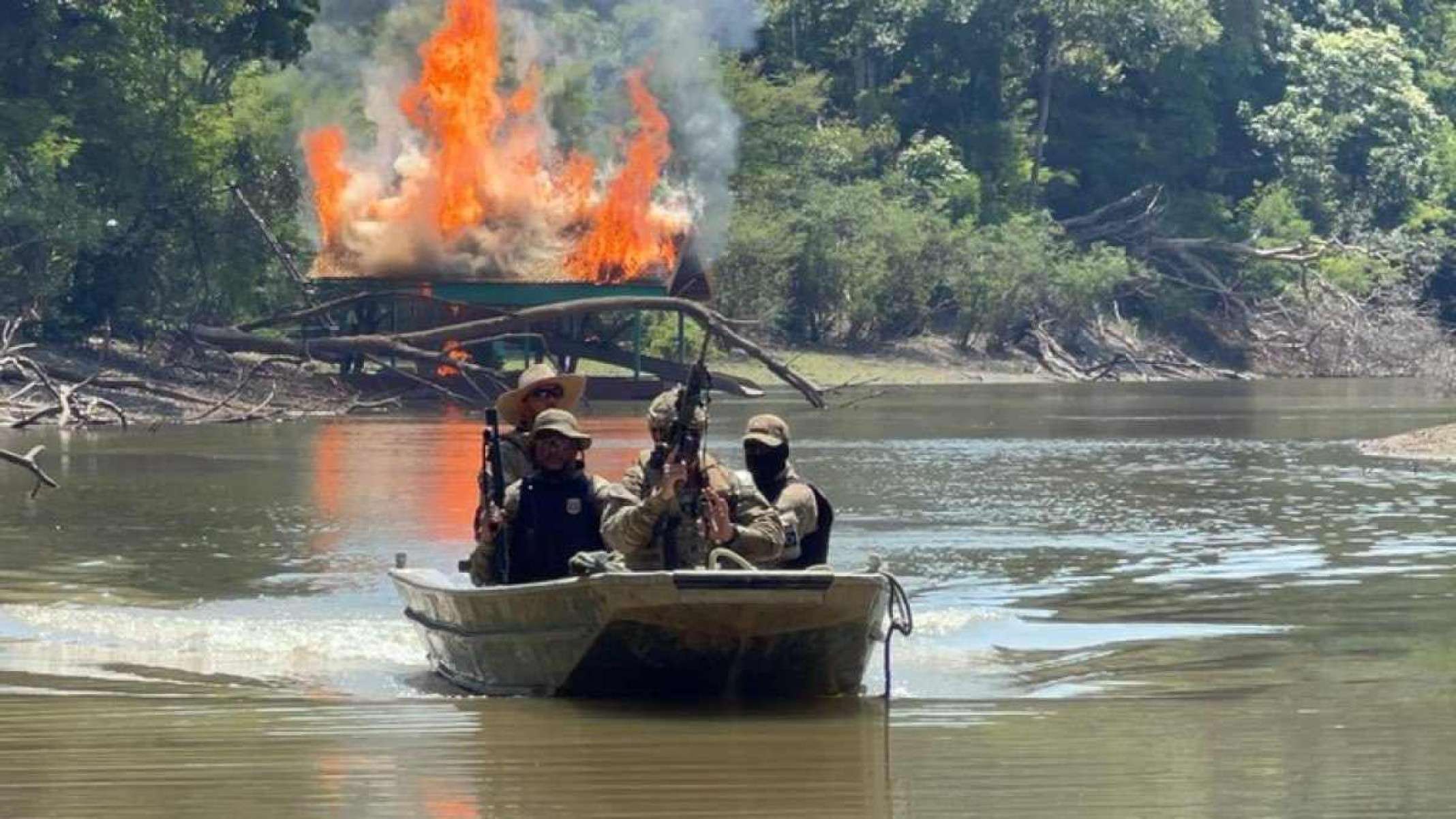 Operação bate recorde e destrói 459 balsas de garimpo ilegal no Amazonas