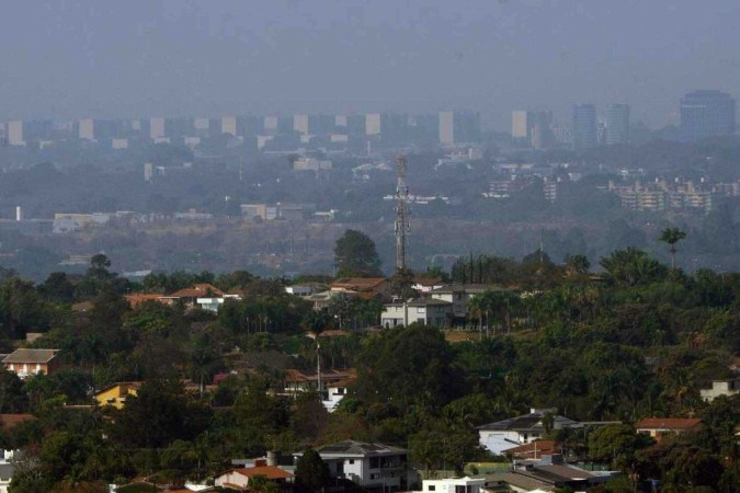 Em Brasília, a população sofre com a poluição provocada pelas queimadas e com o ar seco, comum nesta época do ano -  (crédito:  Ed Alves/CB/DA.Press)