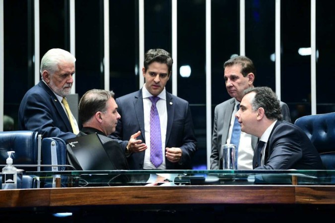 Segundo o líder do governo, Jaques Wagner (E), o novo decreto será publicado até segunda-feira  -  (crédito: Pedro França/Agência Senado)