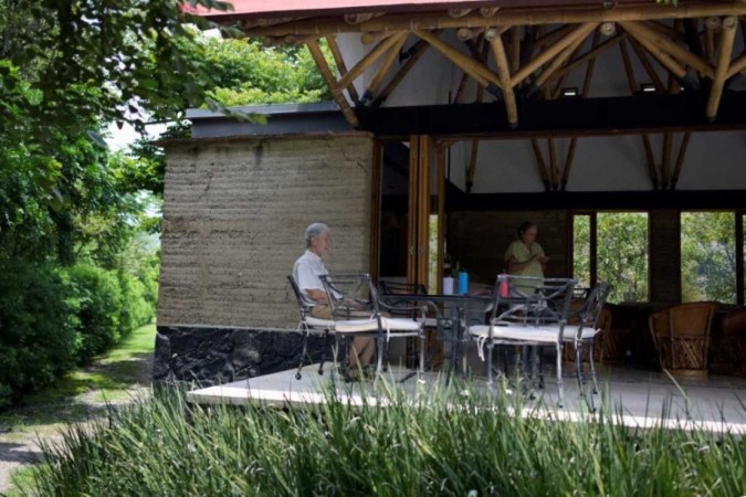 Em um terreno cercado por florestas e montanhas, esse casal e outros 28 idosos construíram até agora seis casas com o dinheiro da aposentadoria e de suas economias -  (crédito: AFP)