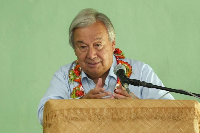 Em Tonga, António Guterres apresentou um relatório que revela uma elevação acelerada do nível do mar na região -  (crédito: Tupou Vaipulu/AFP)