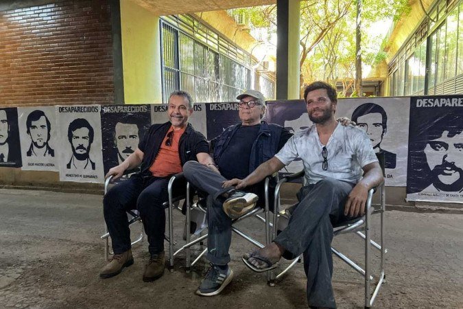 Da esquerda para direita, o produtor Nilson Rodrigues, o diretor Aurélio Michiles e o ator Bruno Gagliasso no set do filme Honestino