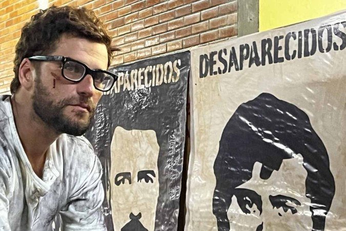 Bruno Gagliasso caracterizado como Honestino Guimarães