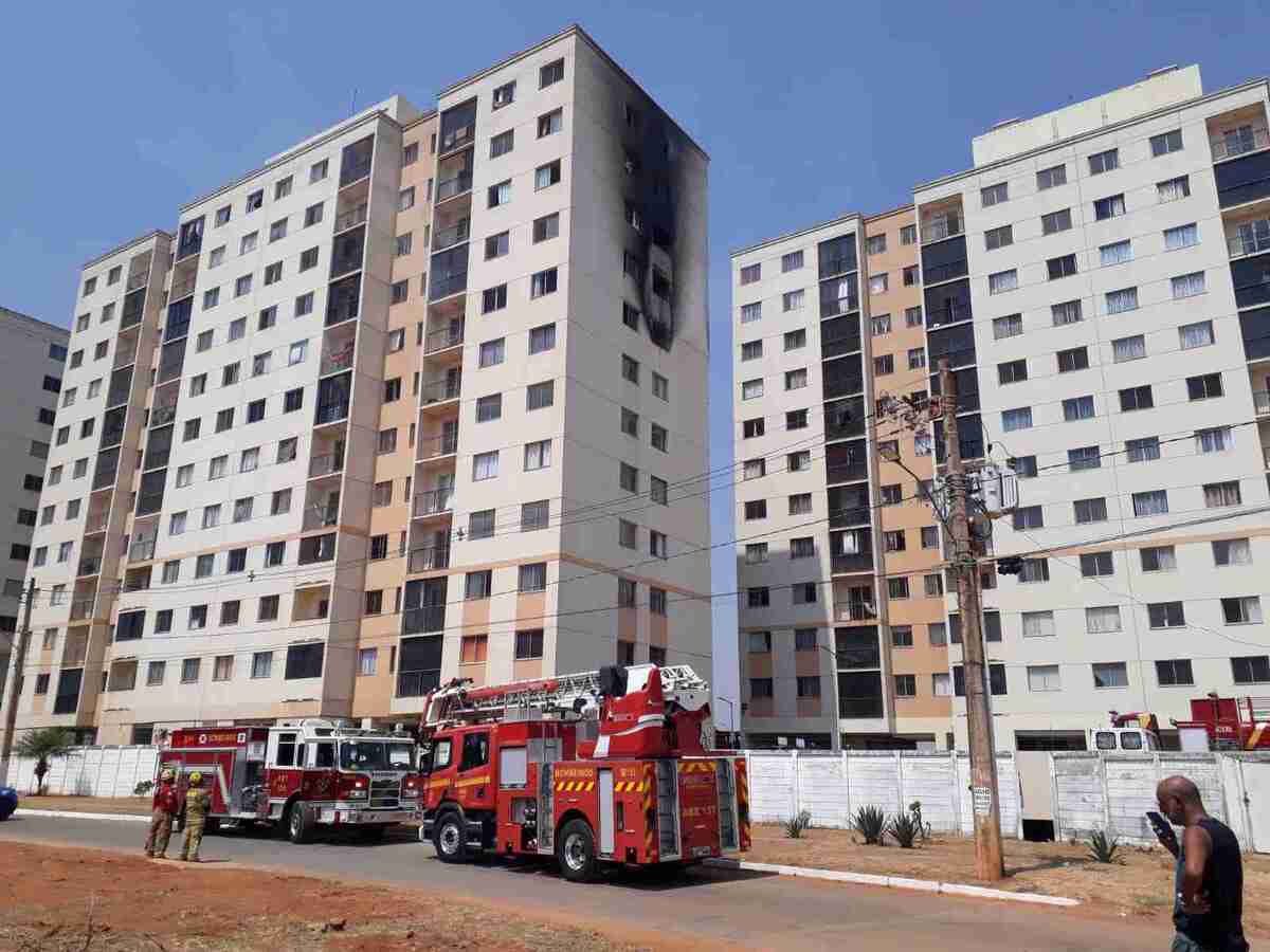 Um incêndio atingiu o sétimo andar de um prédio no condomínio Parque das Árvores, no bairro Parque Rio Brando, em Valparaíso -  (crédito: Marcelo Ferreira/CB/D.A Press)