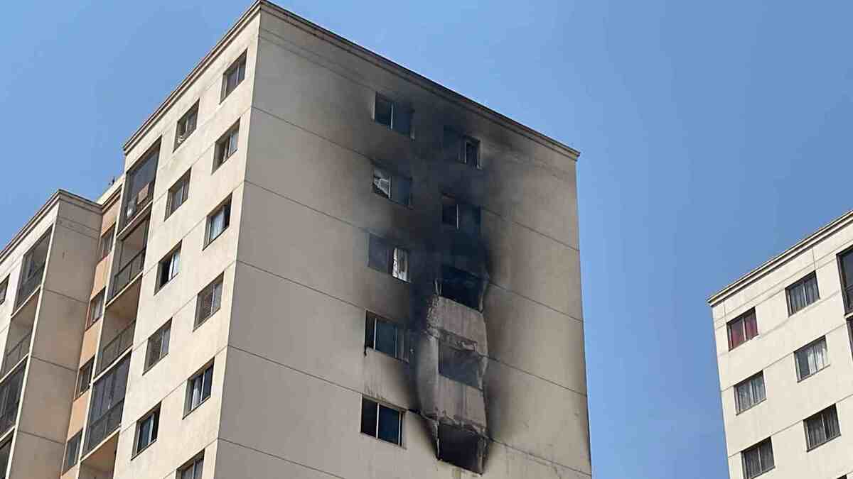 Um incêndio atingiu o sétimo andar de um prédio no condomínio Parque das Árvores, no bairro Parque Rio Branco, em Valparaíso de Goiás, por volta das 10h35 da manhã desta terça-feira (27/8). -  (crédito: Davi Cruz/CB/D.A.Press)