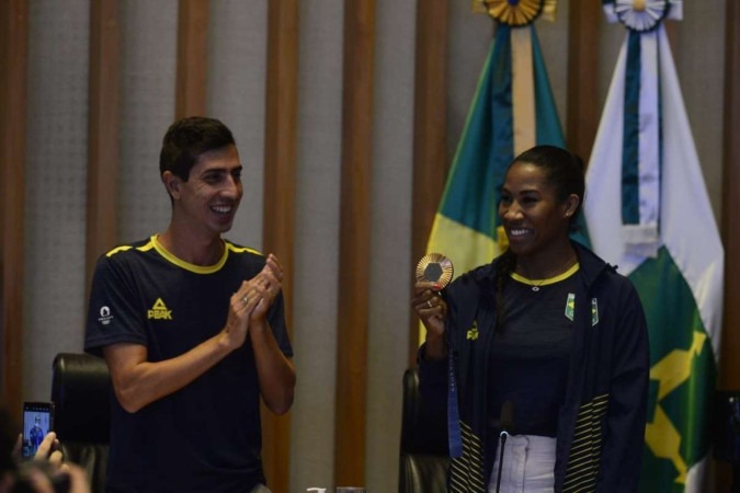 Medalhistas olímpicos, Caio Bonfim e Ketleyn Quadros, são homenageados na CLDF -  (crédito: DA. Press/ Marcelo Ferreira )