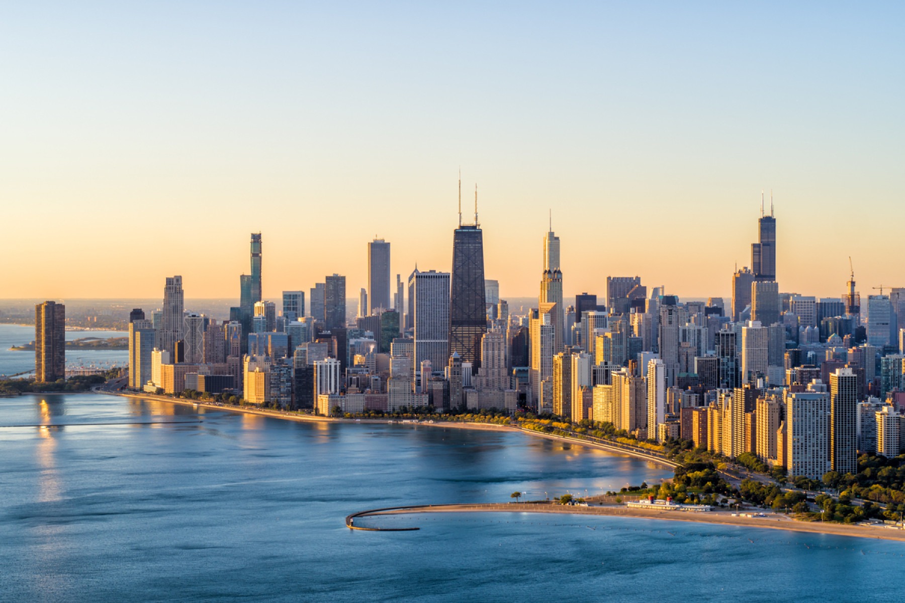  Aerial View of Chicago Lake Shore Dr at sunrise in Autumn - October 2019
       -  (crédito:  Getty Images)