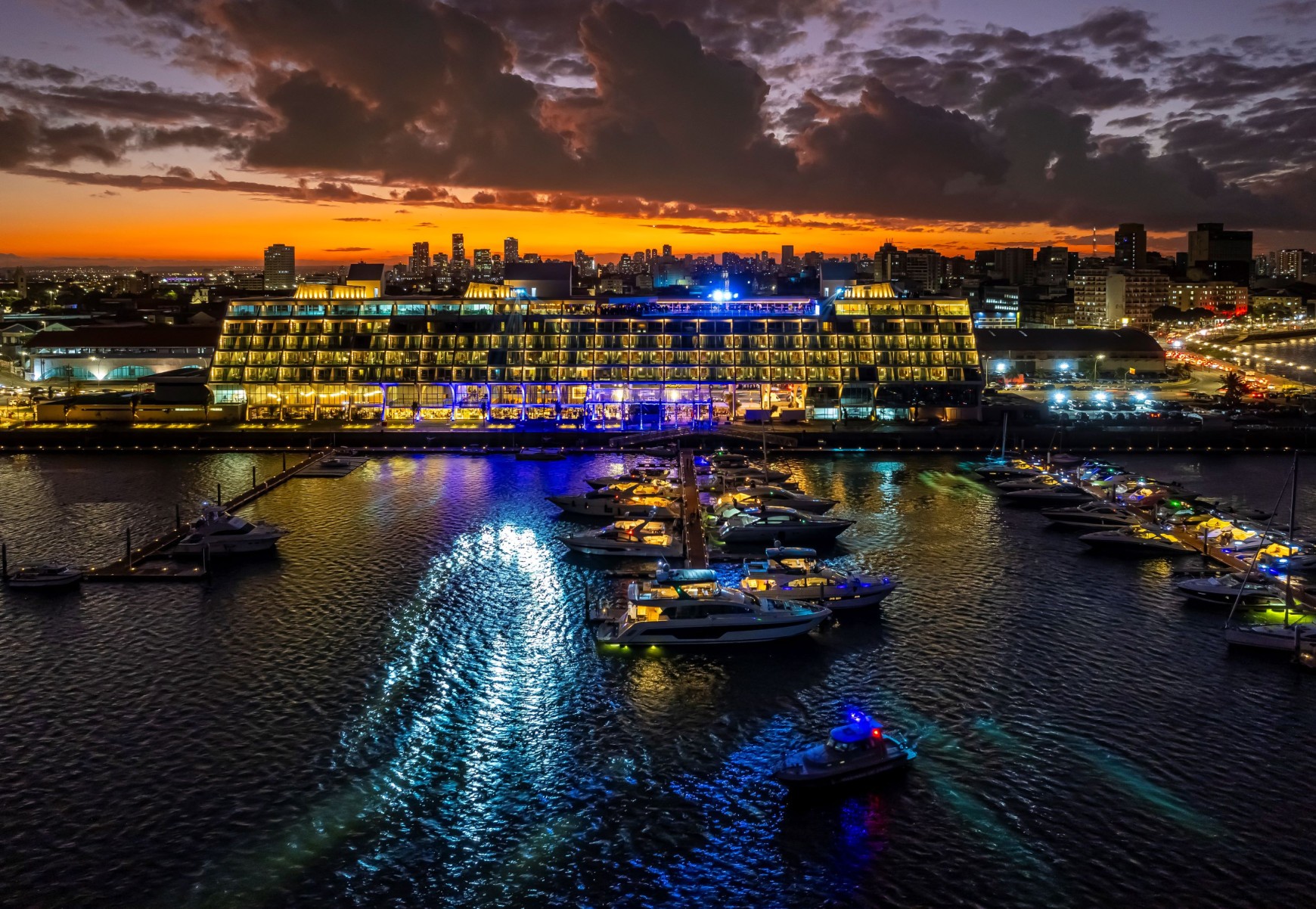 Novotel Recife Marina tem iluminação integrada à paisagem -  (crédito: DINO)