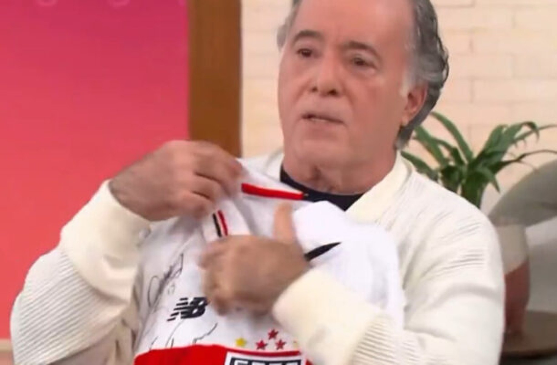 Posteriormente a explicação sobre sua paixão pelo São Paulo, Tony Ramos foi presenteado com a camisa do clube -  (crédito: Foto: Reprodução/Tv Globo)