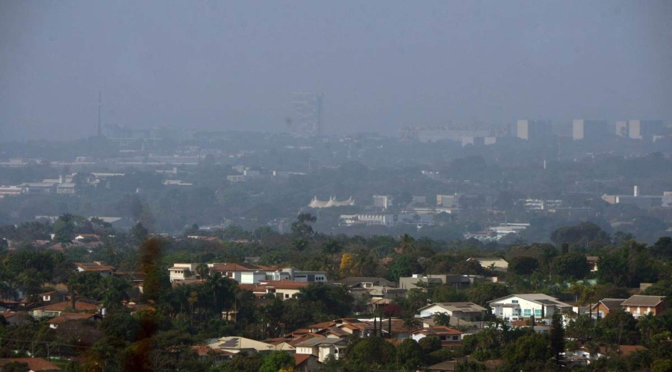Apesar de menos espessa, ainda era possível perceber a presença da fumaça pelo DF na manhã de ontem A capital amanheceu pelo terceiro dia consecutivo encoberta por fumaça.