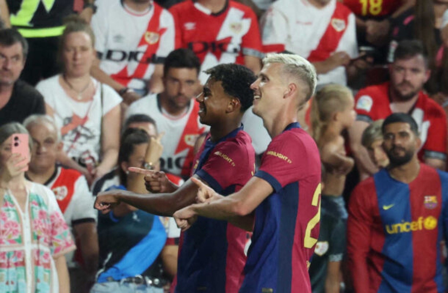  Barcelona's Spanish midfielder #20 Dani Olmo (R) celebrates with Barcelona's Spanish forward #19 Lamine Yamal scoring his team's second goal during the Spanish league football match between Rayo Vallecano de Madrid and FC Barcelona on August 27, 2024. (Photo by Pierre-Philippe MARCOU / AFP)
     -  (crédito:  AFP via Getty Images)