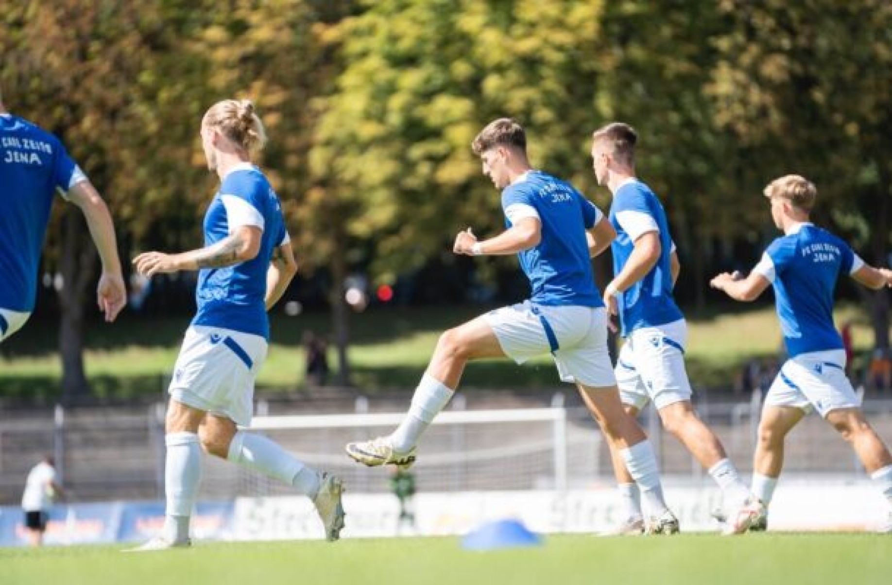 Jogadores do Carl Zeiss Jena em preparação para duelo da Copa da Alemanha contra o Leverkusen -  (crédito: Foto:  Divulgação Carl Zeiss Jena)