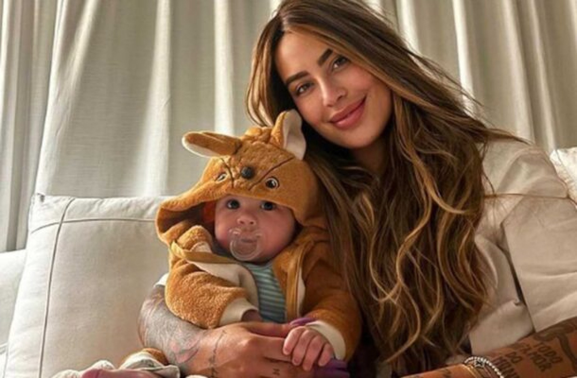 Rafaella publica foto com Helena, filha de Neymar, e se derrete: ‘Agarradinha’