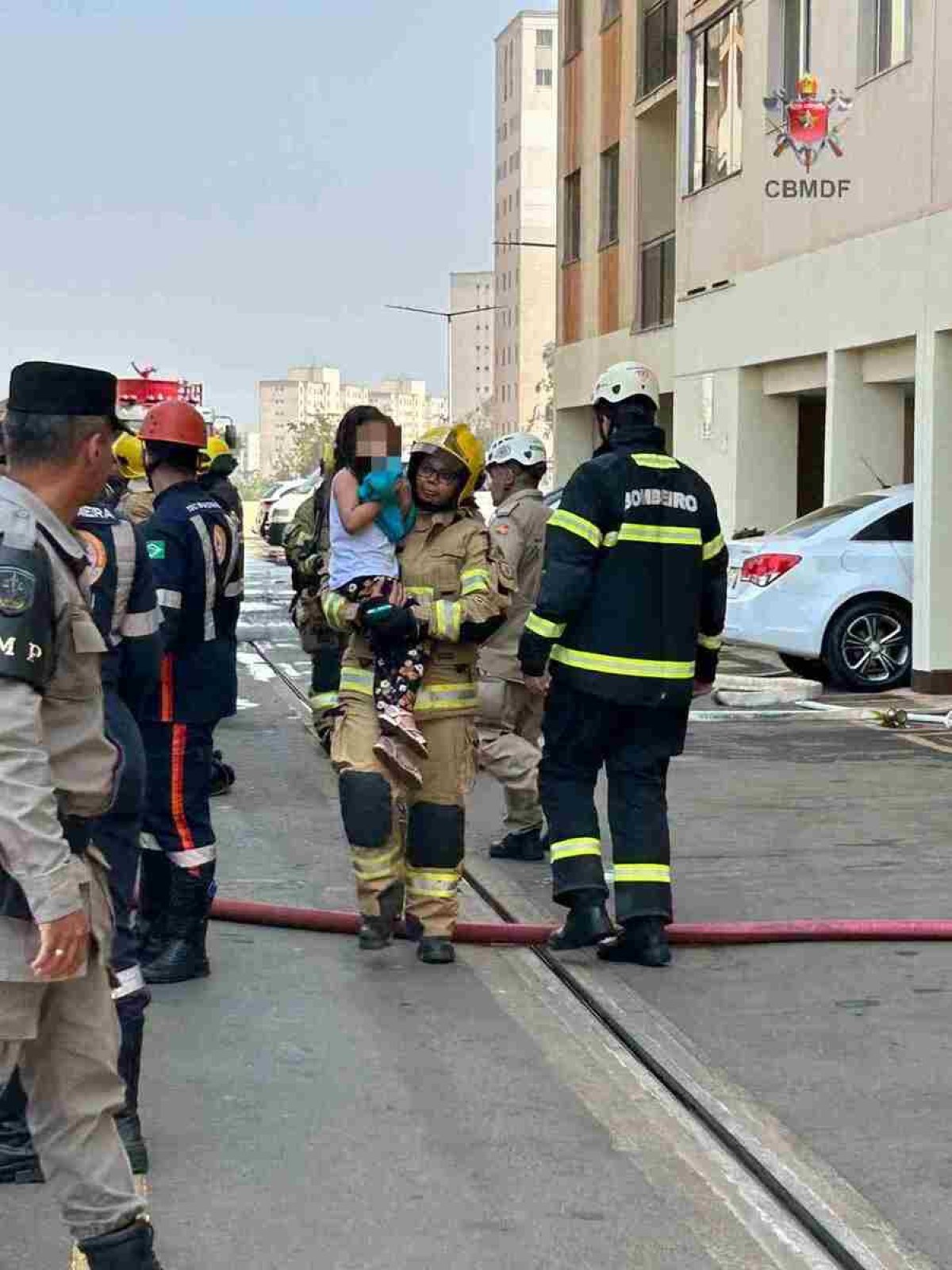 O prédio teve de ser evacuado para que o incêndio fosse debelado 