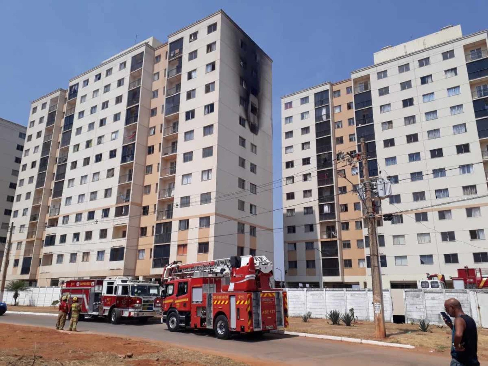 Casal e bebê morrem ao se jogar de prédio em chamas