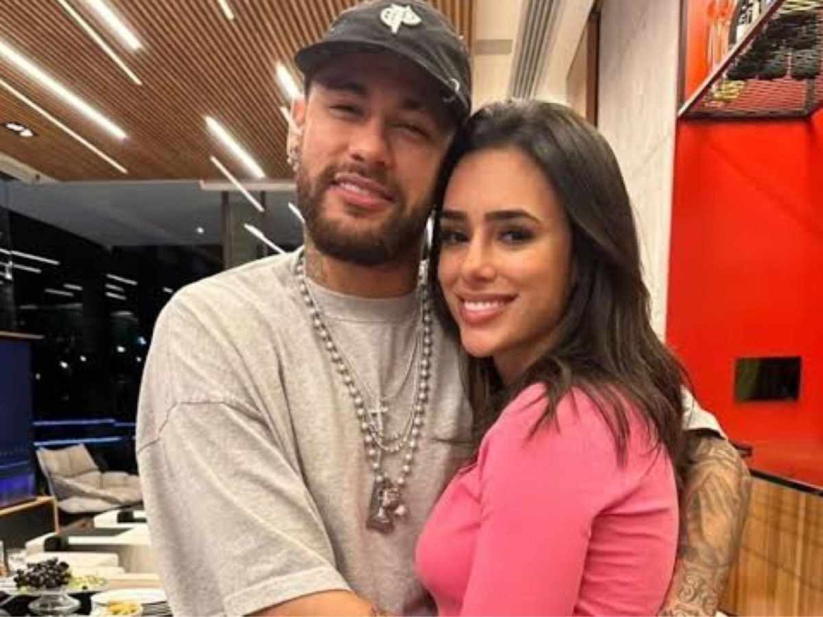 Neymar e Bruna Biancardi são flagrados em raro momento romântico