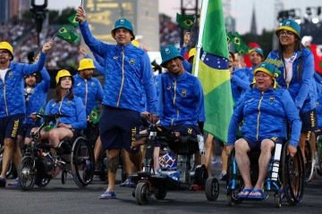 Delegação verde-amarela foi uma das mais animadas do desfile das delegações      