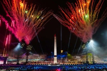 Place La Concorde foi tomada pelo espetáculo visual com fogos e shows de luzes