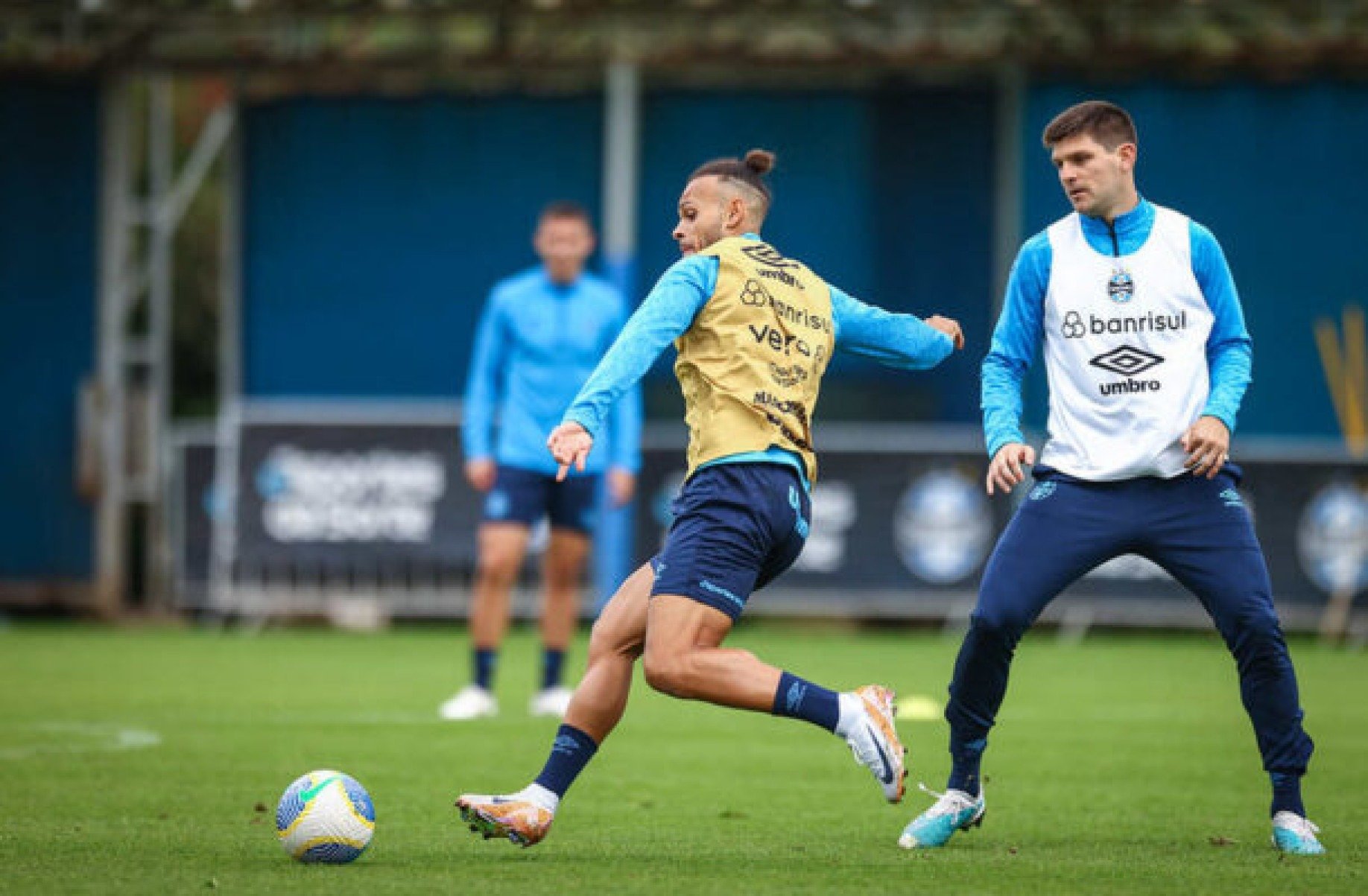 Kannemann volta a treinar no Grêmio e pode ser opção contra o Atlético-MG