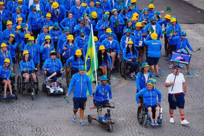  Brazil's delegation arrives on the Champs-Elysees avenue during the Paris 2024 Paralympic Games Opening Ceremony in Paris on August 28, 2024. (Photo by Dimitar DILKOFF / AFP) - (crédito: AFP)