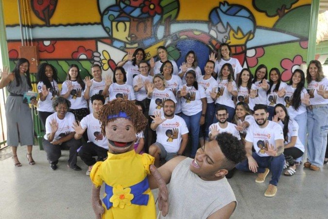Projeto Eu me Projeto na Escola Classe 43 de Ceilândia. À frente, Gabriel Calasans com a boneca Cotinha