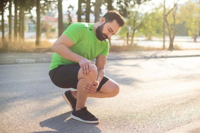 Exercícios para fortalecer os joelhos reduzem os riscos de lesões e aliviam as dores (Imagem: Hazal Ak | Shutterstock)  -  (crédito: EdiCase)