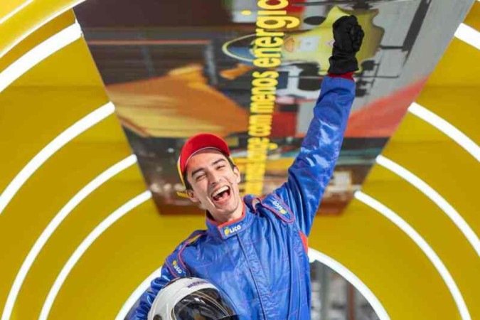 Estudante representando sua equipe na 7ª edição da Shell Eco-marathon