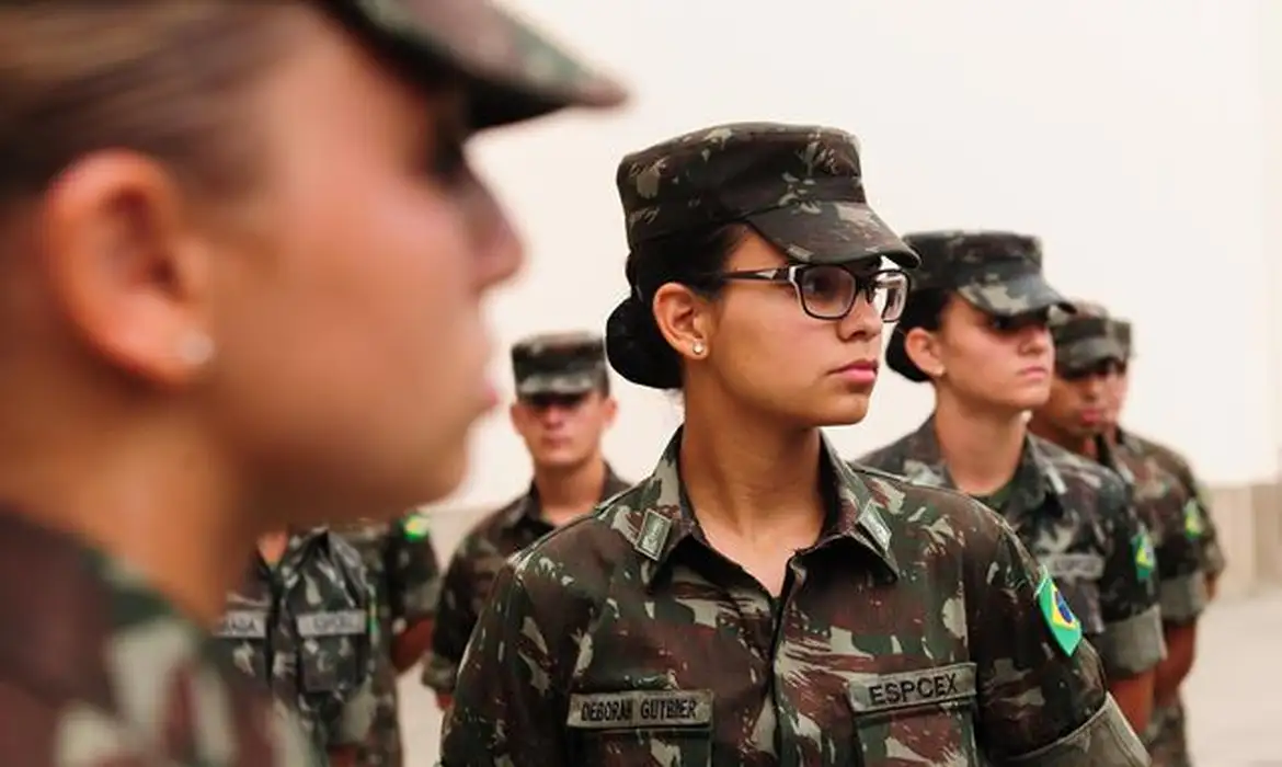 Mulheres poderão se alistar no serviço militar aos 18 anos -  (crédito: EBC)