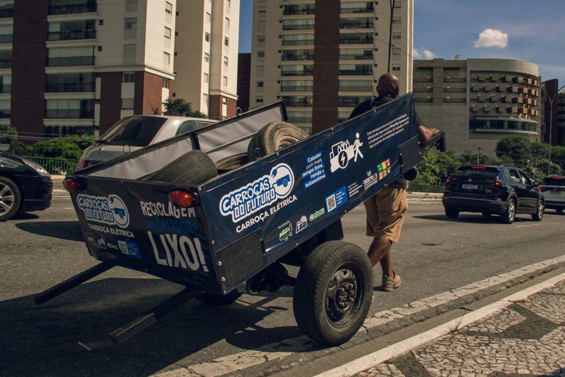 Projeto carroças do futuro entrega carroças mais leves ou elétricas para catadores