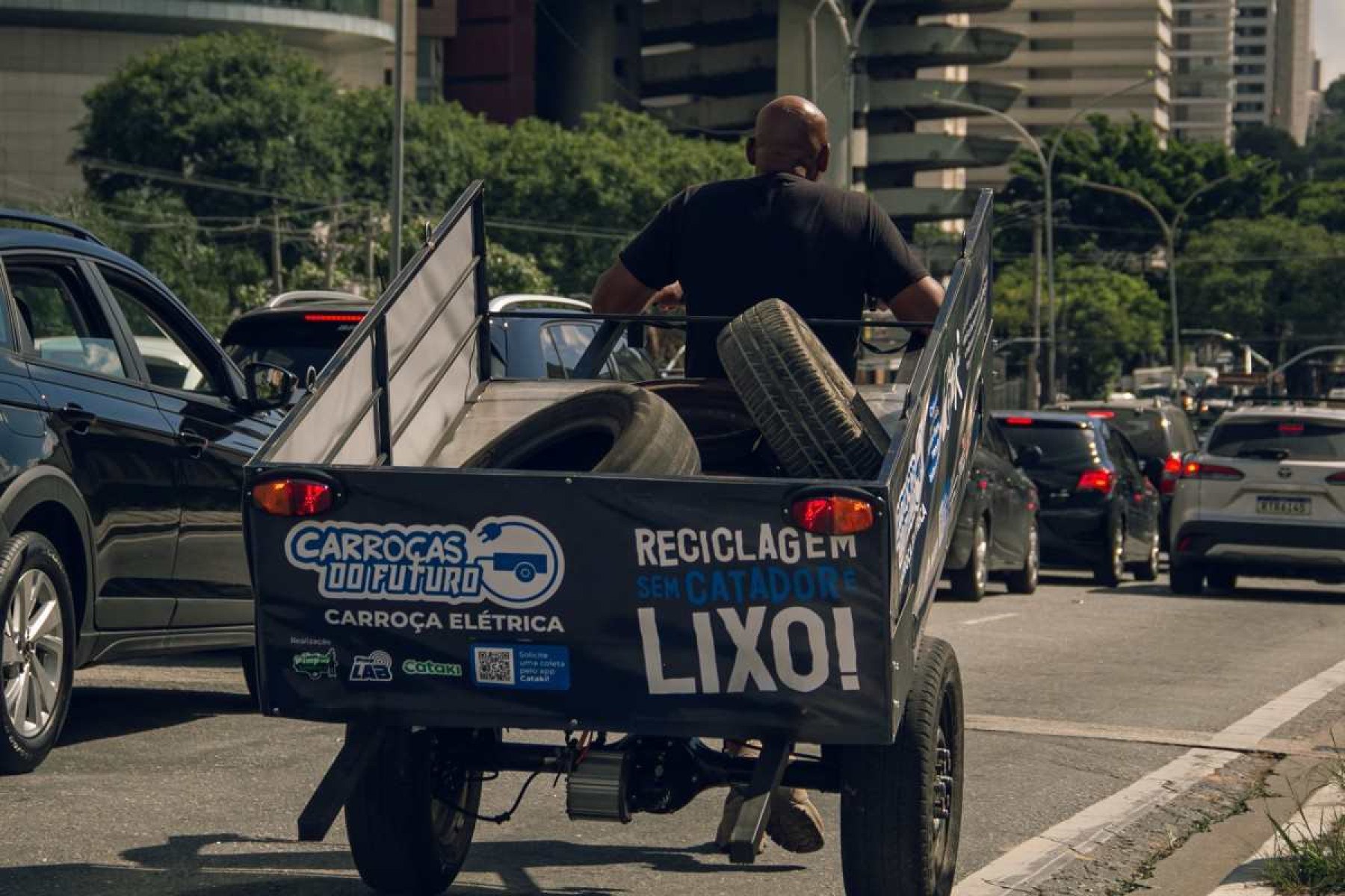 Projeto carroças do futuro entrega carroças mais leves ou elétricas para catadores