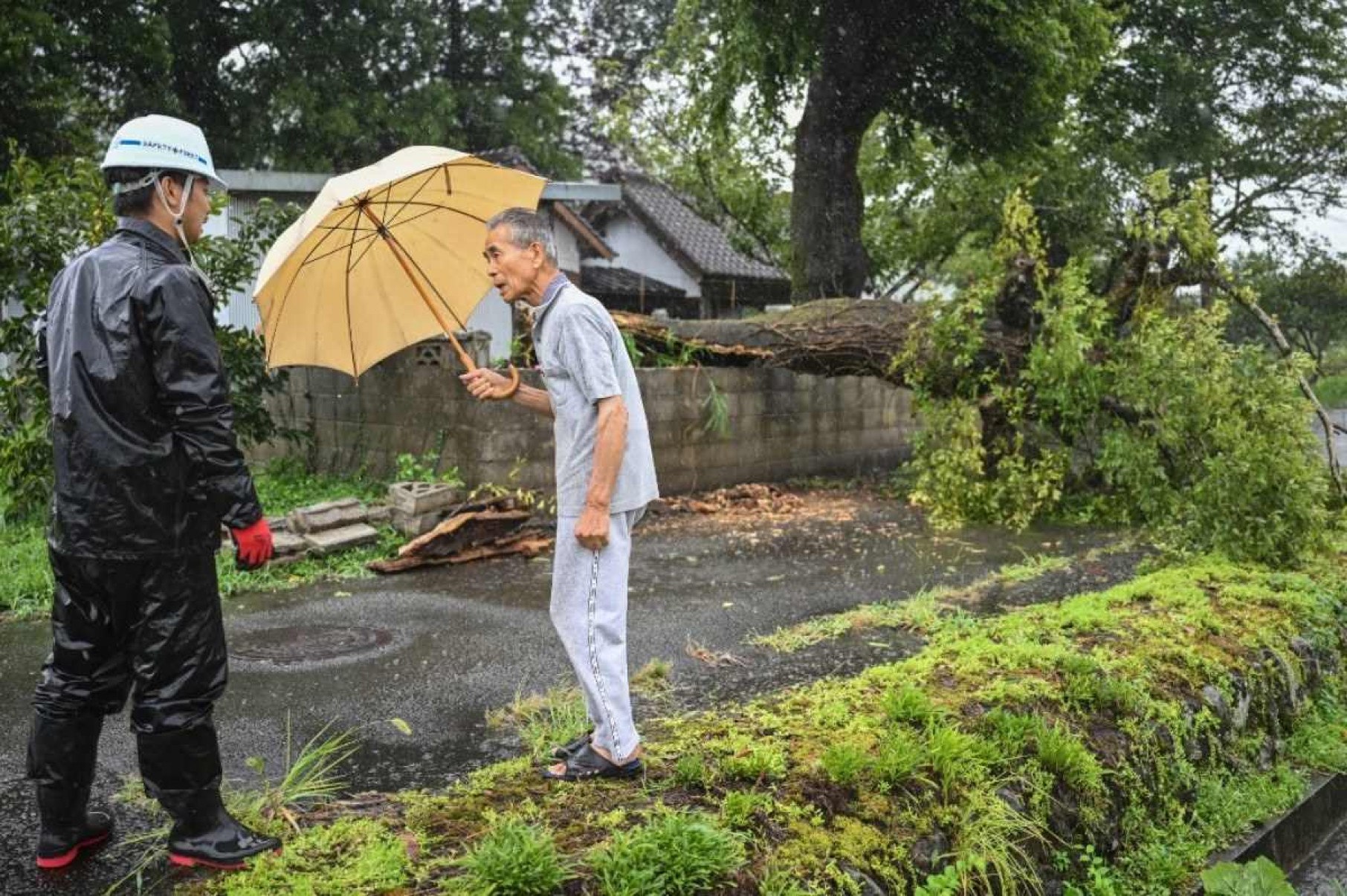 Tufão Shanshan atinge sul do Japão; centenas são retirados das casas