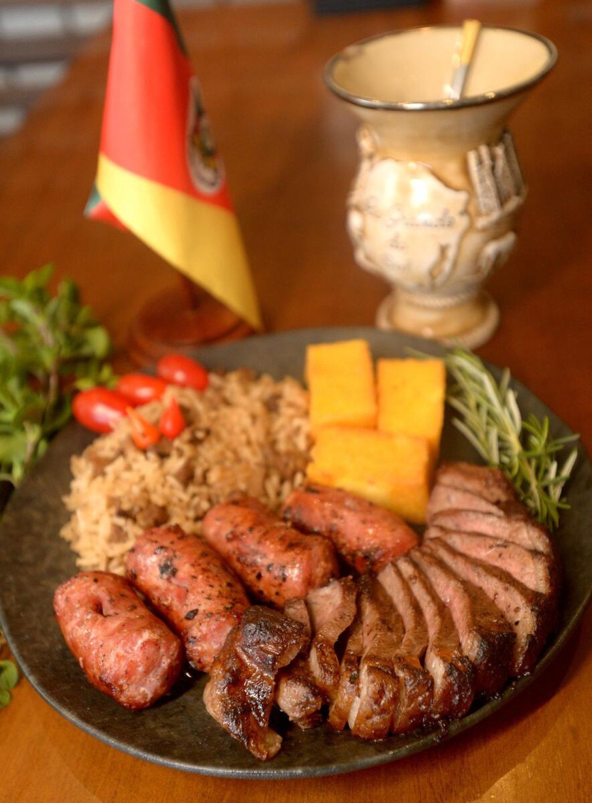 Além da polenta, não pode falta aquele chimarrão 