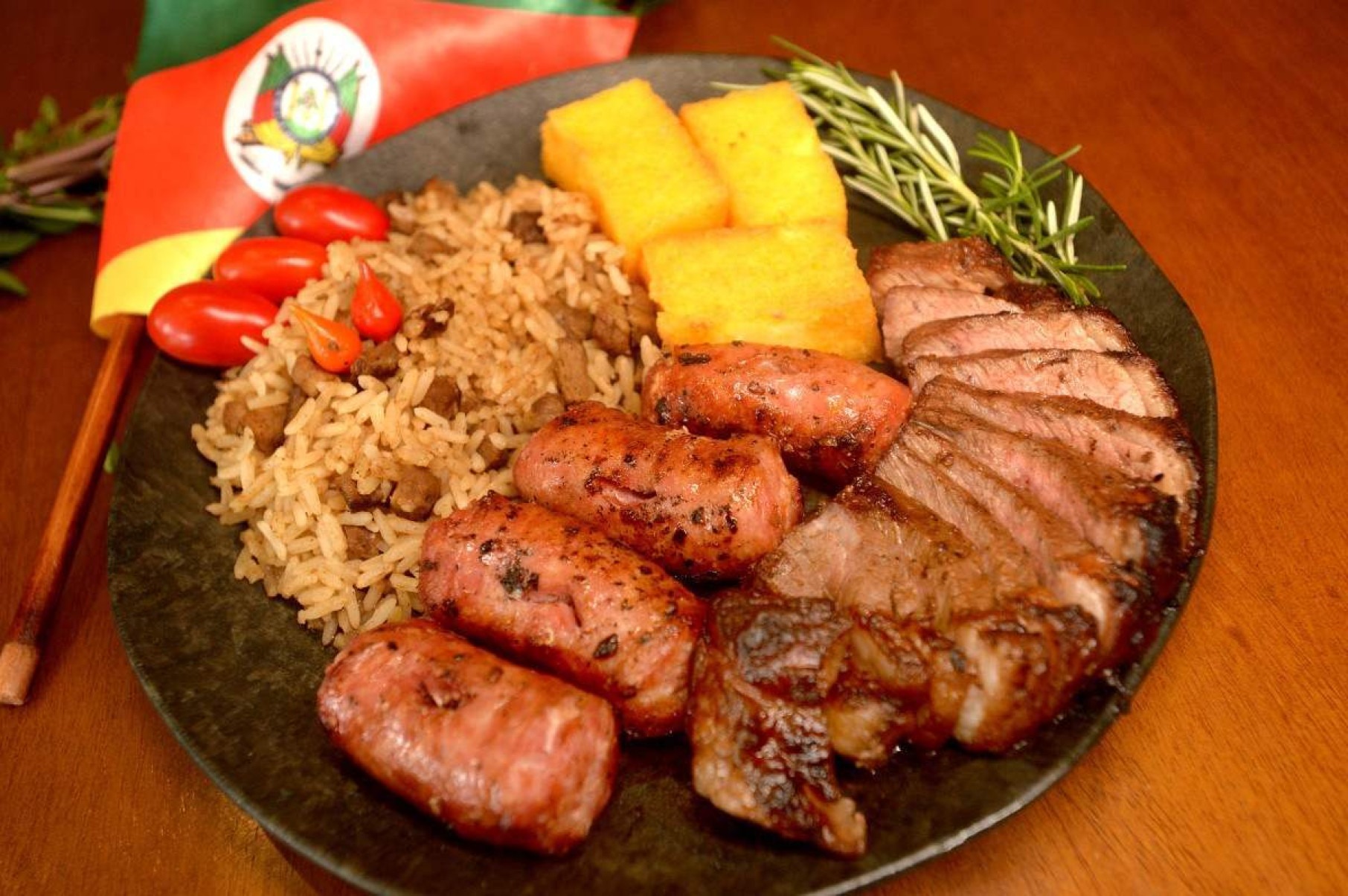  O churrasco e a polenta frita são os mais populares do restaurante 