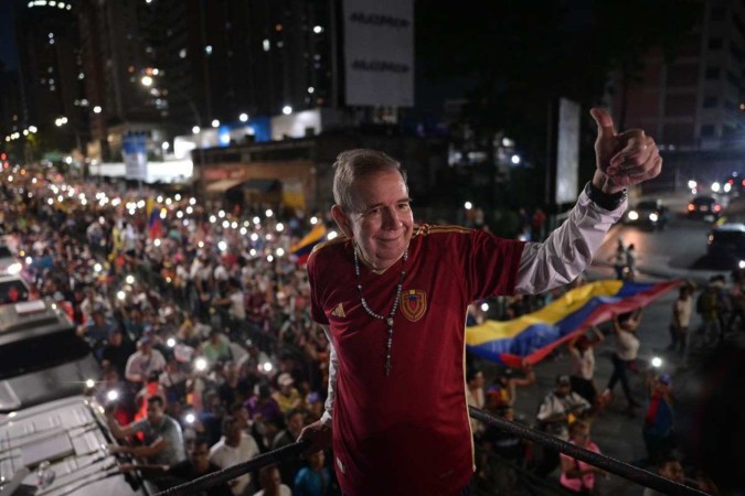 Edmundo González cumprimenta apoiadores durante manifestação em Caracas, em 4 de julho 