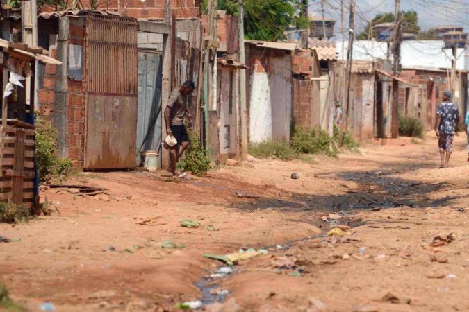 O Brasil está provando que é possível caminhar na contramão de um cenário global desolador apontado pelo Banco Mundial -  (crédito:  Ed Alves/CB/DA.Press. Cidades. Familia em situa....o de Pobreza extrema - Bairro Santa Luzia - Estrutural. )