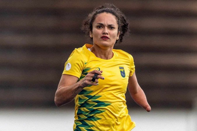 Fernanda Yara da Silva comemora a vitória após a Final dos 400m T47 no Campeonato Mundial de Atletismo Paralímpico Paris 2023 -  (crédito: Alexander Hassenstein/Getty Images)