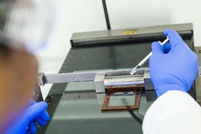 A substância termocrômica transparente pode ser aplicada facilmente sobre o vidro, como demonstrado em laboratório