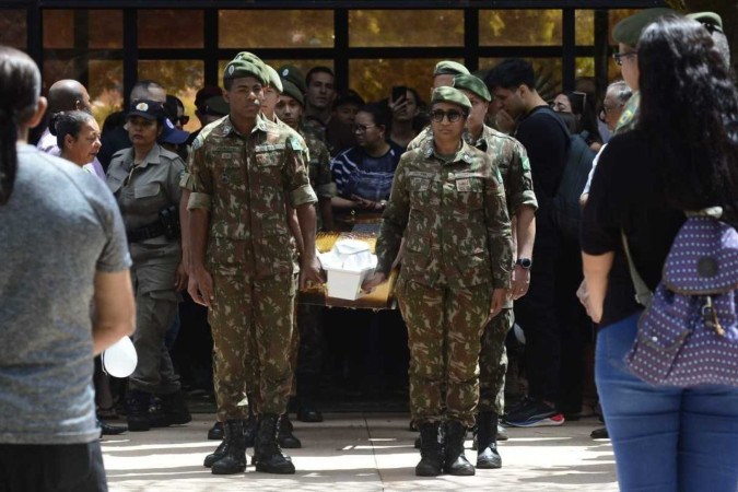 Colegas de farda do irmão de uma das vítimas fizeram questão de carregar os caixões. Enterro reuniu dezenas de pessoas -  (crédito: Marcelo Ferreira/CB/D.A Press)