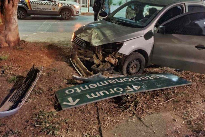 VolksWagen Gol cinza , após colidir com placa de sinalização em tentativa de fuga -  (crédito: PMDF/Divulgação )