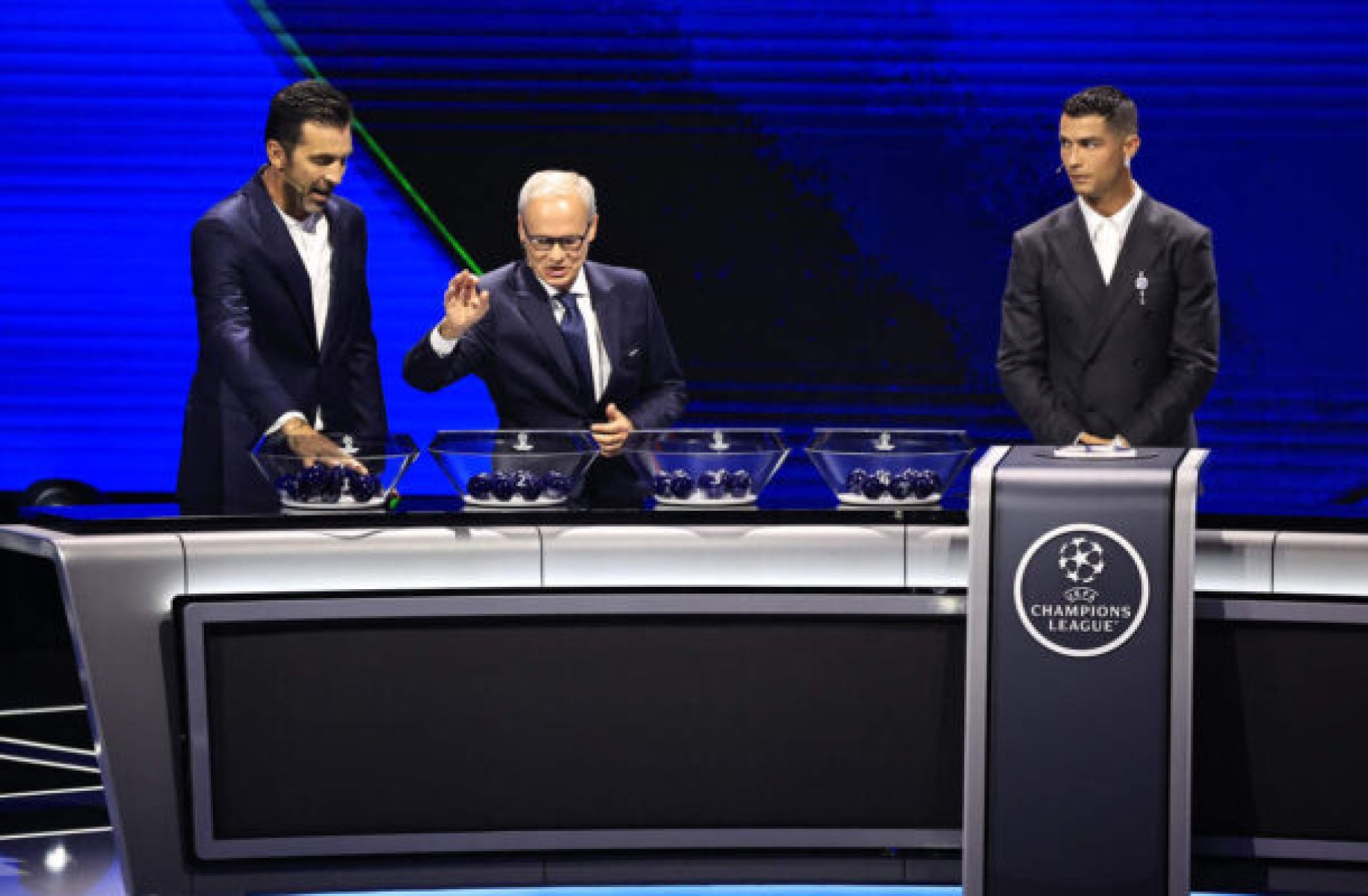  (From L) Italy's former goalkeeper Gianluigi Buffon, UEFA Deputy General Secretary Giorgio Marchetti and Portugal's national team player and Saudi Al-Nassr's forward Cristiano Ronaldo stand on stage during the ceremony of the draw for the group stage of the 2024-2025 UEFA Champions League football tournament, at the Grimaldi Forum in Monaco on August 29, 2024. (Photo by Valery HACHE / AFP)
     -  (crédito:  AFP via Getty Images)