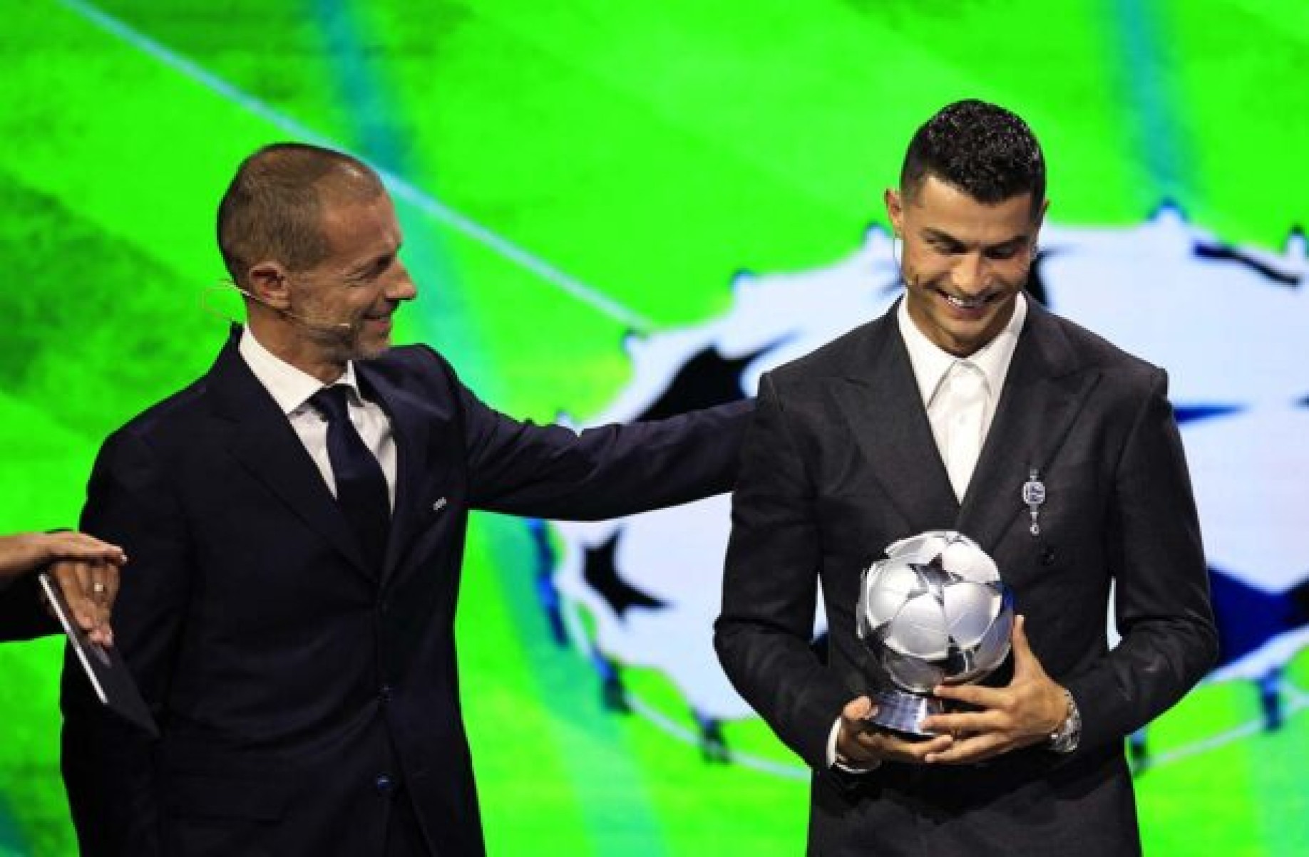  Portugal's national team player and Saudi Al-Nassr's forward Cristiano Ronaldo (R) receives the All-Time Goalscorer Award in the UEFA Champions League from UEFA President Aleksander Ceferin during the ceremony of the draw for the group stage of the 2024-2025 UEFA Champions League football tournament, at the Grimaldi Forum in Monaco on August 29, 2024. (Photo by Valery HACHE / AFP) (Photo by VALERY HACHE/AFP via Getty Images)
     -  (crédito:  AFP via Getty Images)